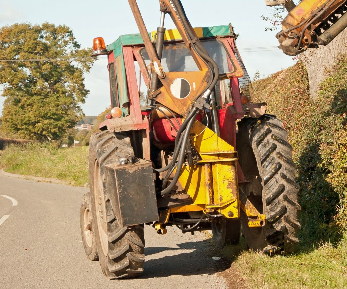 Desbrozadora de brazo para tractor: cuándo usarla y qué tener en cuenta al comprar